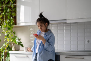 Comment les escrocs utilisent-ils le téléphone pour arnaquer les gens